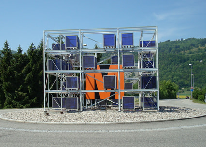 Kreisel mit Solarpanel Installation